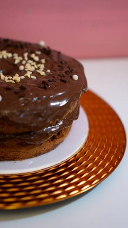 Bolo Recheado de Chocolate com Morango Santa Terezinha - Bolo Recheado de Amendoim